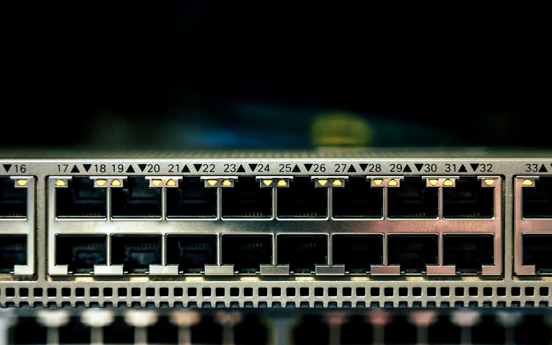 Network and storage infrastructure — 800G optical spine switching