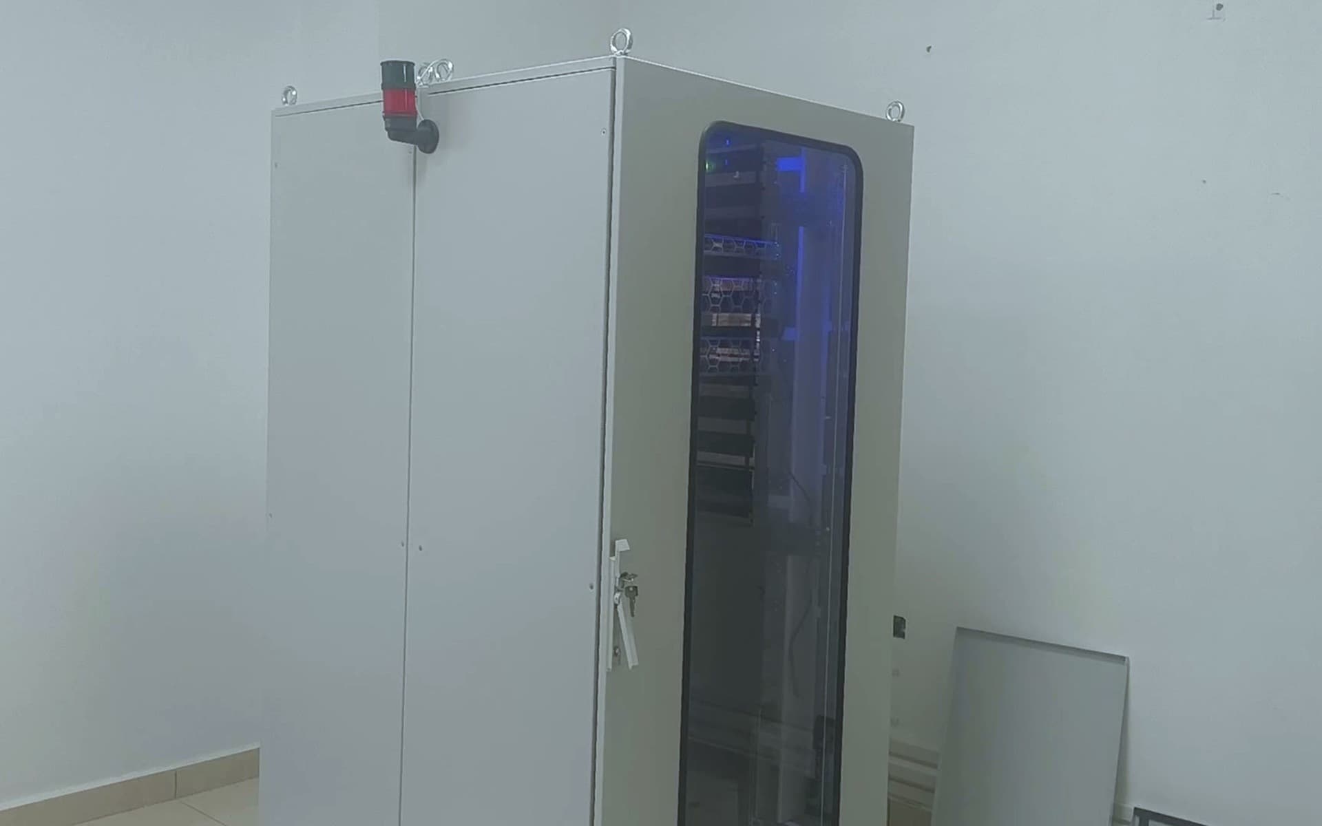 Ultra-low-latency InfiniBand quantum fabric structured cabling