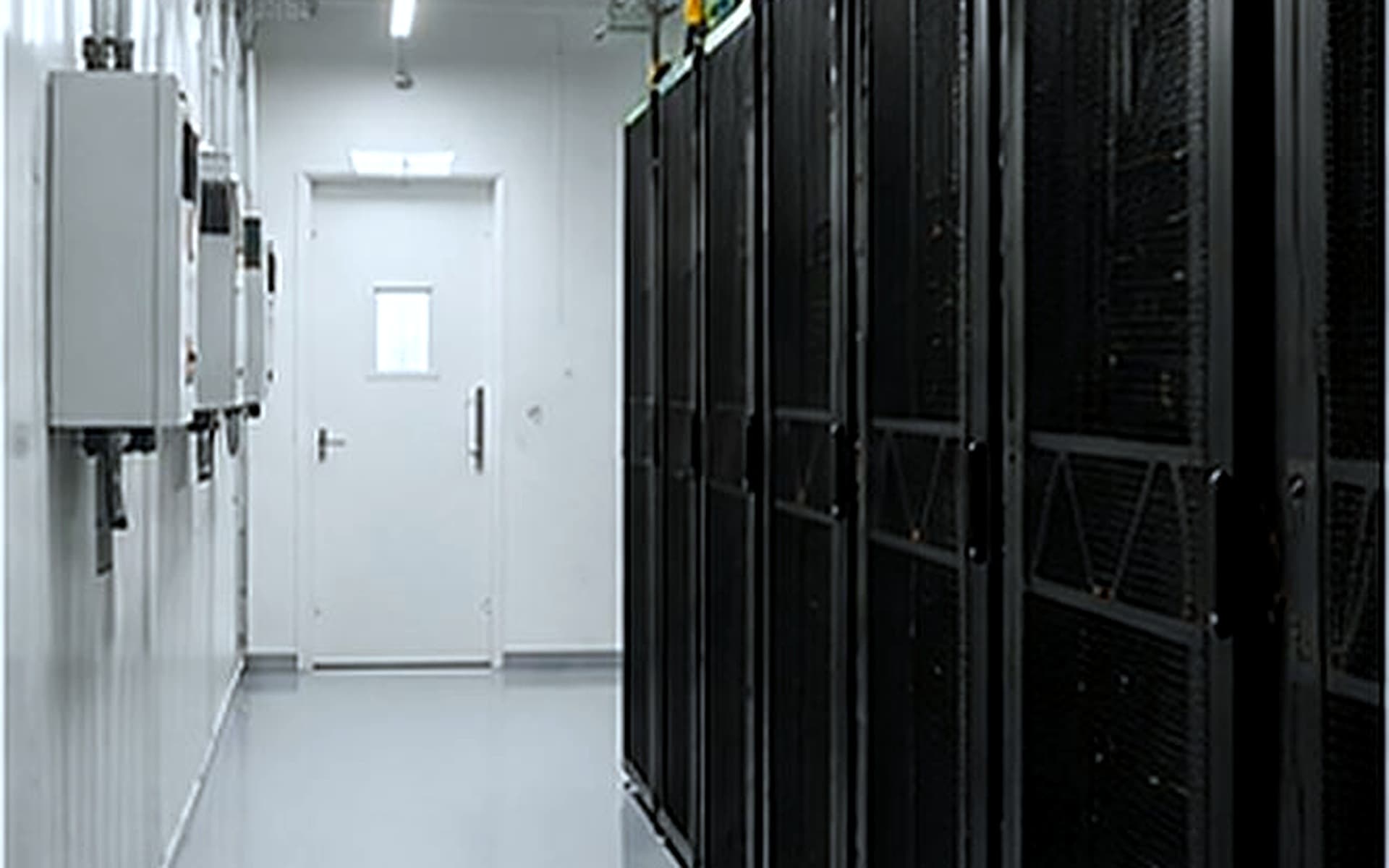 Low-latency dark fiber patch bay connecting direct cloud on-ramps